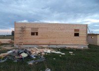 Пропилы в стене для окон на первом этаже