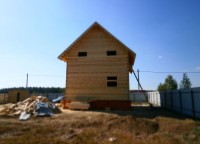 Пропил бруса под окна с торцевой стороны дома