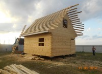 Гидроизолированная крыша дома из бруса