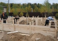 Проверка опалубки перед заливкой фундамента