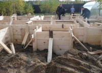 Укрепление опорных столбов опалубки для фундамента