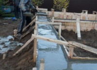 Залитый в опалубку раствор фундамента