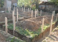 Установленные столбы для опалубки