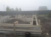 Поперечное укрепление опалубки брусового дома