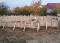 Укрепление опалубки фундамента