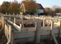 Раствор залитый в траншею фундамента 8x10