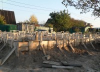 Укрепленые щиты опалубки для брусового дома