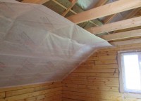 Пароизоляция стропильнх балок мансардного этажа