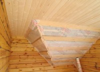 Обшитый вагонкой потолок комнаты на мансардном этаже