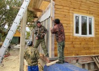 Процесс обивки гидроизоляцие фасада дома