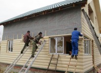 Обивка фасада дома фальшбревном