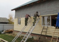 Зашивка дома фальшбревном
