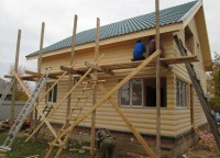 Завершающий этап обшивки дома