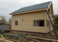 Обшитая фальшбревном стена дома