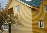 Торцевая сторона дома обшитая фальшбревном