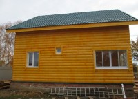 Торцевая сторона дома обшитая фальшбревном