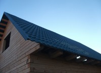 Металлочерепица на крыше дома 8x8