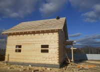 Установленная обрешетка на стропильной системе