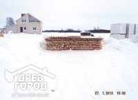 Подготовленный брус для строительства дома
