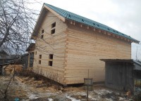 Металлочерепица со снегоудержателями на крыше дома