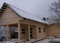 Металлочерепица на крыше брусового дома