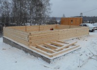 Половые балки крыльца брусового дома