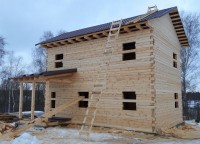 Дом из профилированного бруса с крыше из металлочерепицы