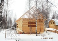 Установленные стропильные балки брусового дома
