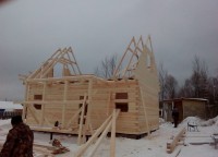 Установка стропильной системы брусового дома