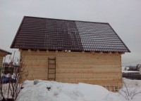 Металлочерепица на крыше брусового дома