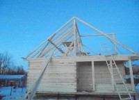 Установка стропильной системы брусового дома