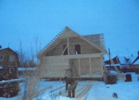 Дом из бруса без вырезанных оконных и дверных проемов