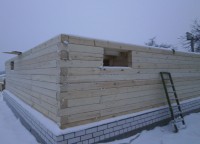 Постройка стен первого этажа брусового дома на кирпичном фундаменте