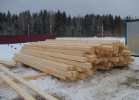 Выгруженный качественный брус 150-150 для строительства дома