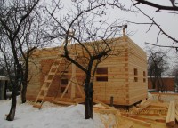 Процесс возведения стен второго этажа брусового дома