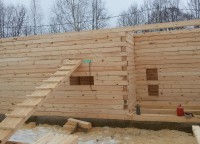 Пропил бруса под окна и дверь на первом этаже