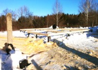 Свайно-винтовой фундамент дома из бруса