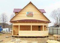 Металлочерепица на крыше террасы брусового дома