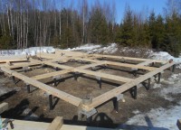 Половые балки брусового дома на свайном фундаменте