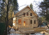 Дом из бруса 200x200 на свайном фундаменте