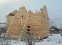 Подготовка к поднятию стройматериала для строительства брусового дома
