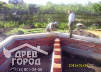 Процесс укладки бруса на фундамент