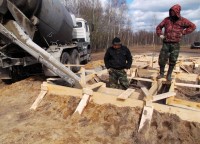 Заливка раствора в траншею фундамента