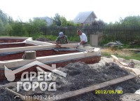 Начало возведения стен первого этажа брусового дома