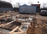 Залитый в опалубку раствор фундамента