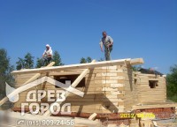 Процесс поднятия бруса для строительства второго этажа