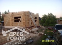 Процесс возведения второго этажа дома с эркером