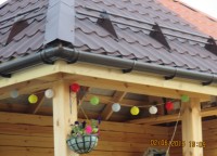 Металлочерепица со снегоудержателями на крыше беседки