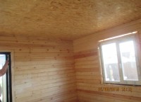 Смонтированное пластиковое окно в брусовом доме