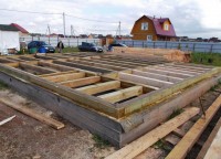 Половые балки брусового дома на ленточном фундаменте